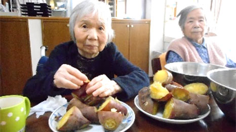 食事時間に調理や食べ物を楽しむ入居者の生活風景